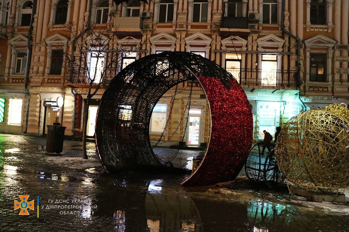 Новогодний шарик, который горел на Европейской площади.