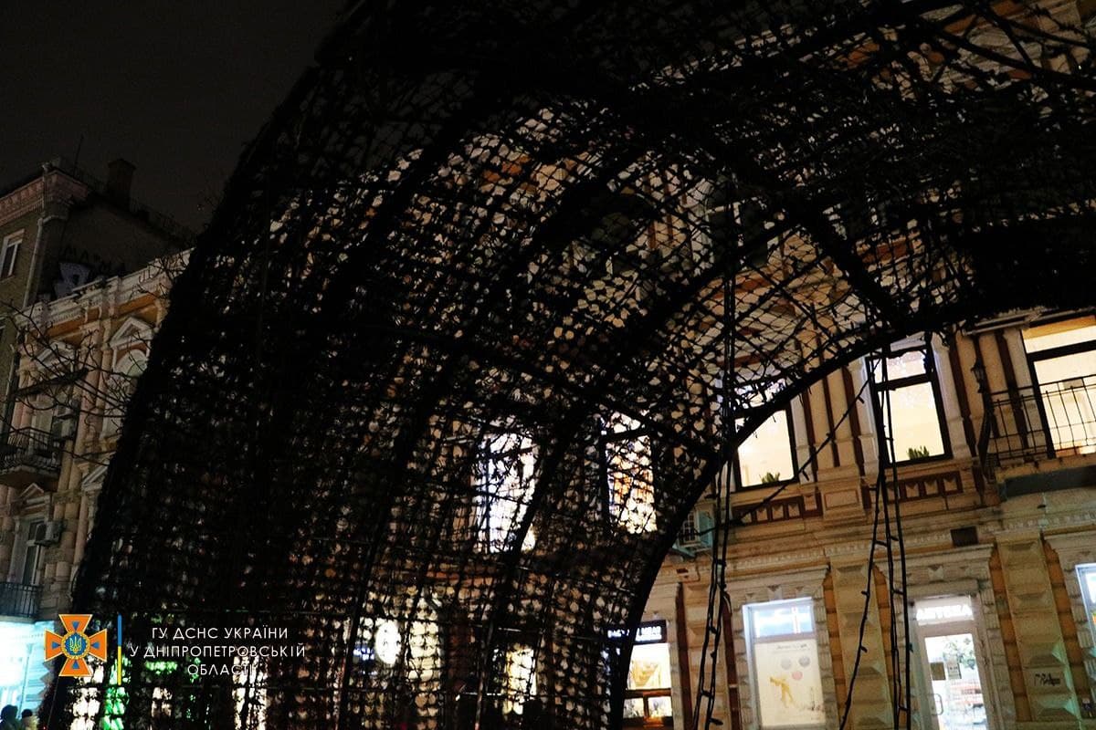 Новогодний шарик, который горел на Европейской площади.