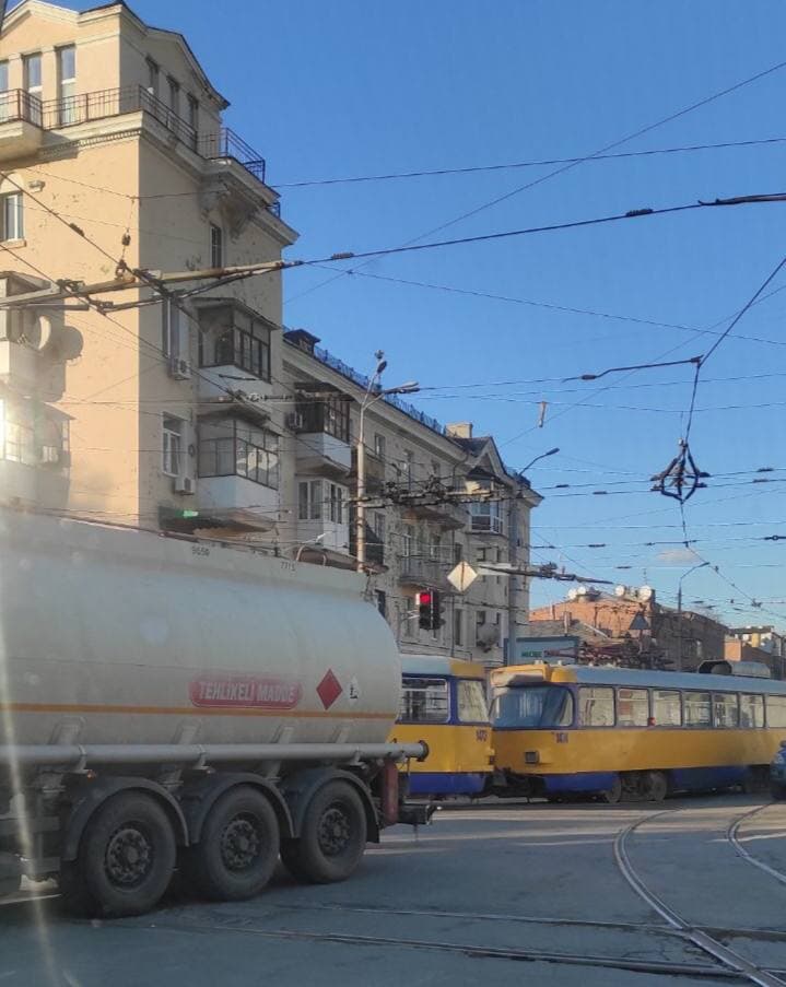 Пробка в центре из-за трамвая.