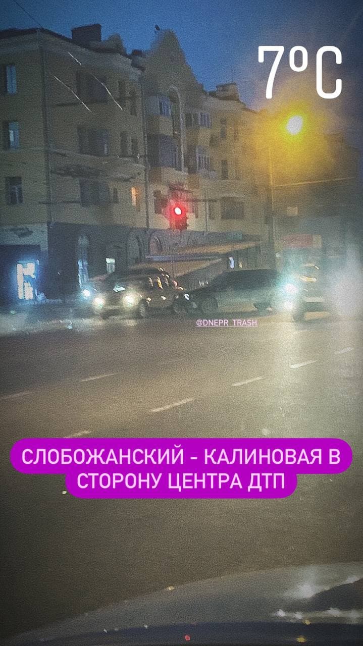 Пробка в сторону центра на левом берегу.