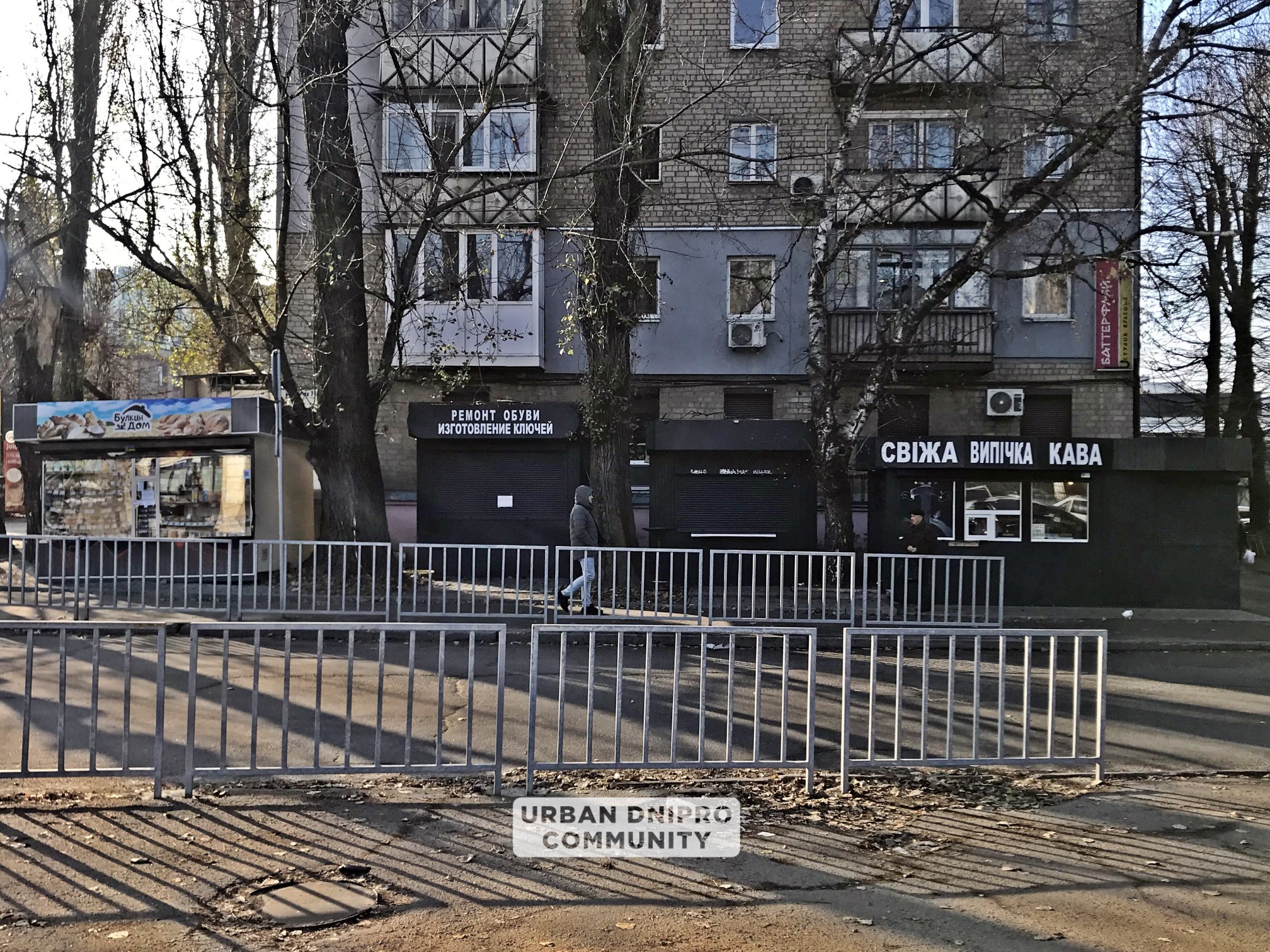 Киоски Днепра перекрашивают в черный цвет.