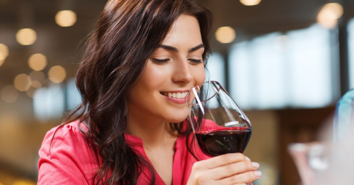 Девушка пьет вино в ресторане/ фото: winentaste.com