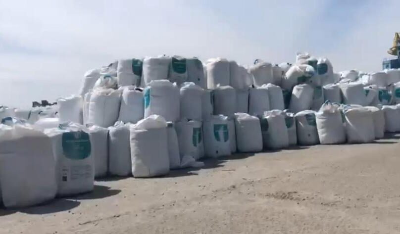 Мешки в химическими веществами в речпорту/ фото: информационное агенство Антикоррупционного правозащитного совета