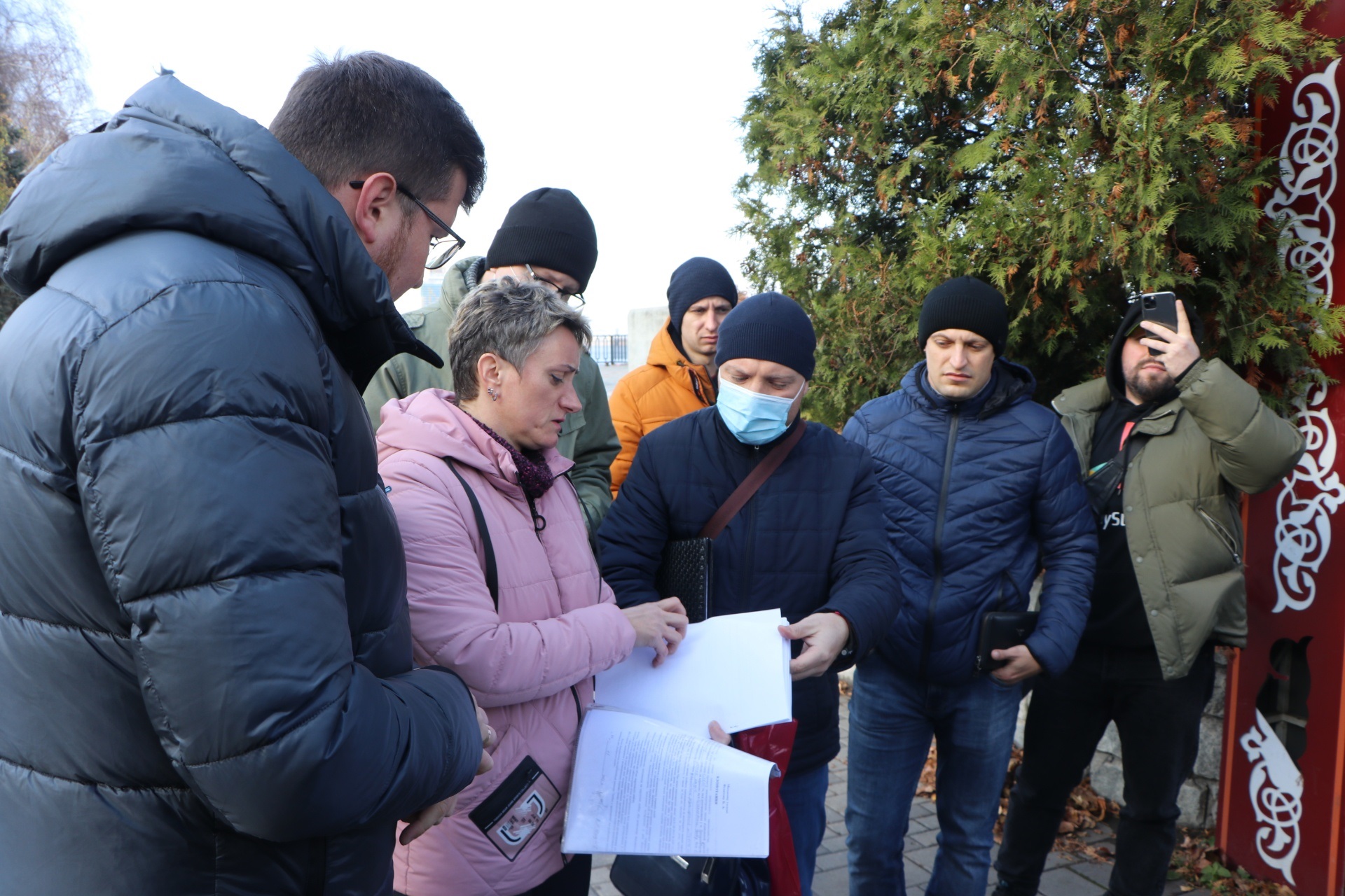 Проверка документов у владельцев кафе "1001 ночь" в Днепре/ фото: dniprorada.gov.ua