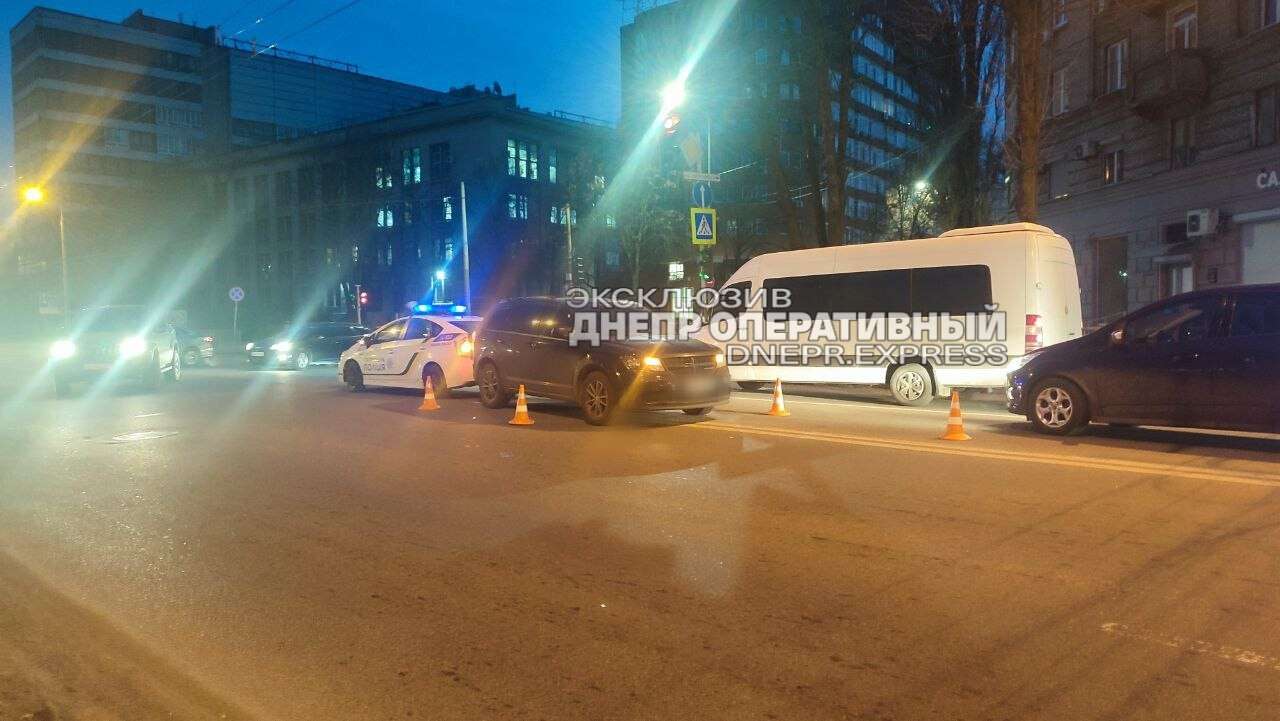 Копы разбираются в деталях ДТП на Сичеславской Набережной.