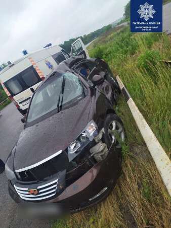 Легковушка, водитель и пассажир которой пострадали/ фото: пресс-служба патрульной полиции Днепропетровской области