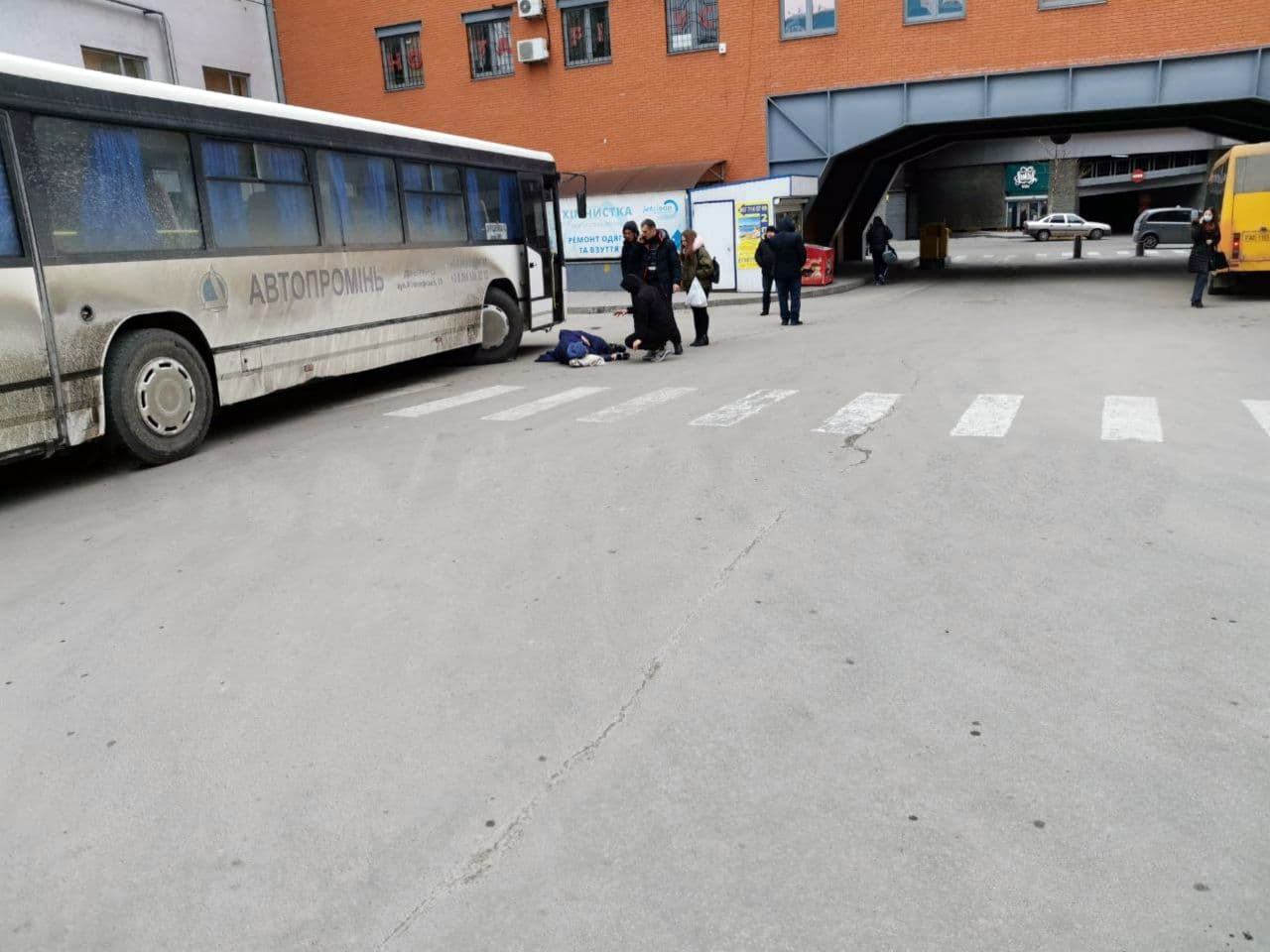Сбитая женщина у "Нового центра"/ фото: Днепр Сейчас