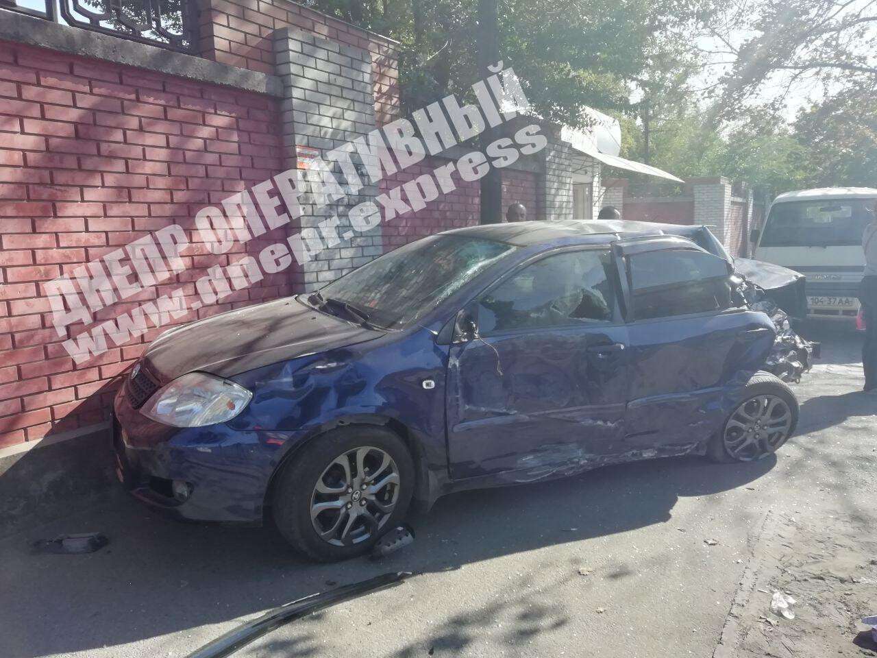 Toyota Corolla врезалась в забор/ фото: Днепр Оперативный