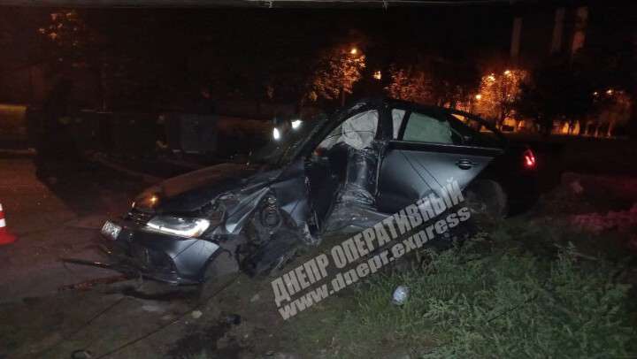 В Днепре на Дубинина авто "влетело" в электроопору/ фото: Днепр Оперативный