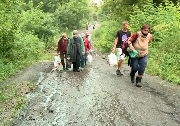 Дорога между Тополем-1 и 12-м кварталом/ фото: 11tv.dp.ua