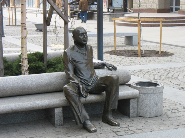 Памятник бизнесмену Аксельроду на Екатеринославском бульваре/ фото: shukach.com