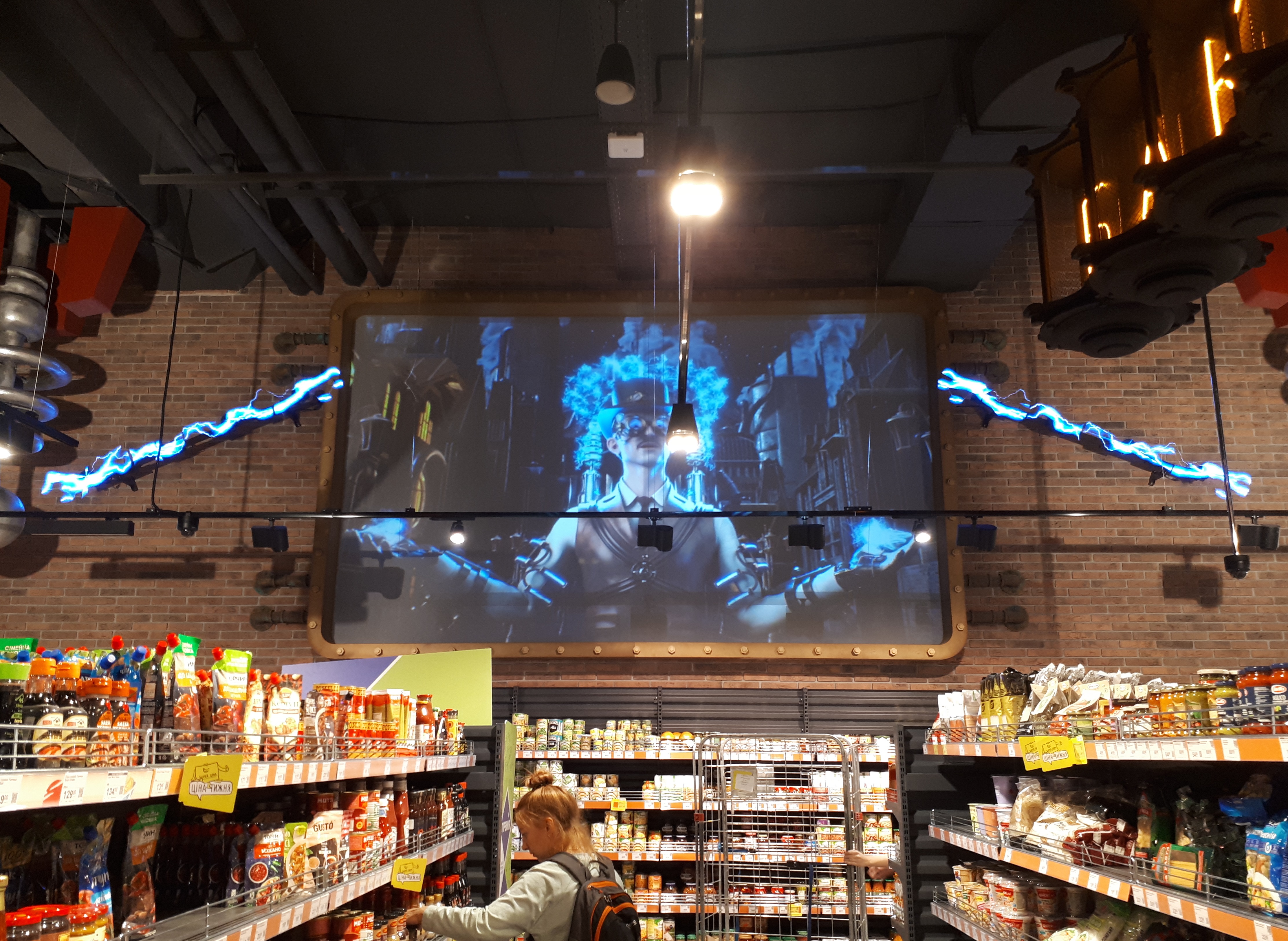 Тесла зажигает свет, анимация находится возле класс/ фото: Светлана Юрченко