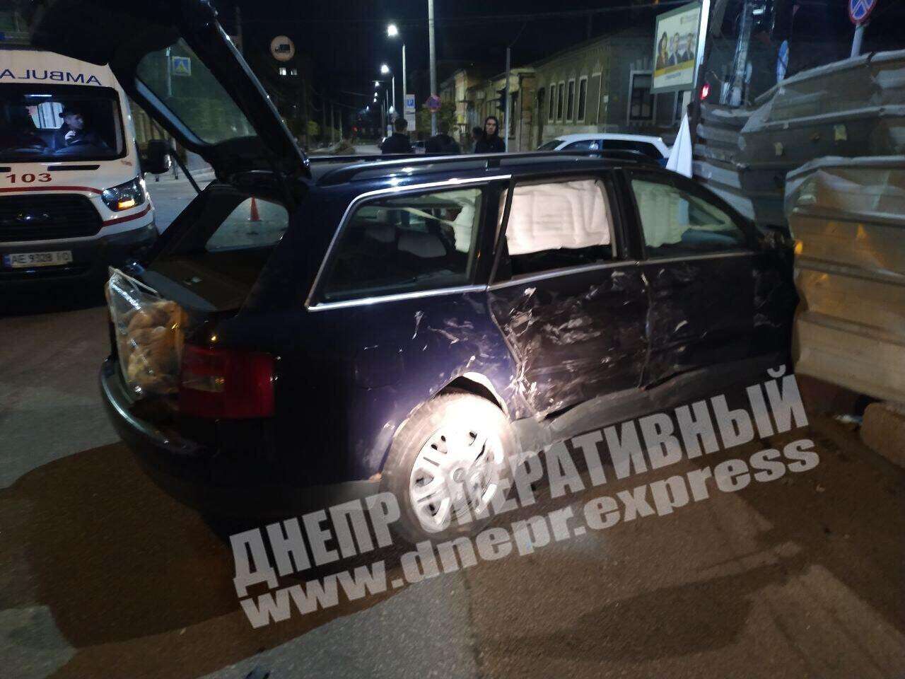 Побитый бок "Ауди"/ фото: Днепр Оперативный