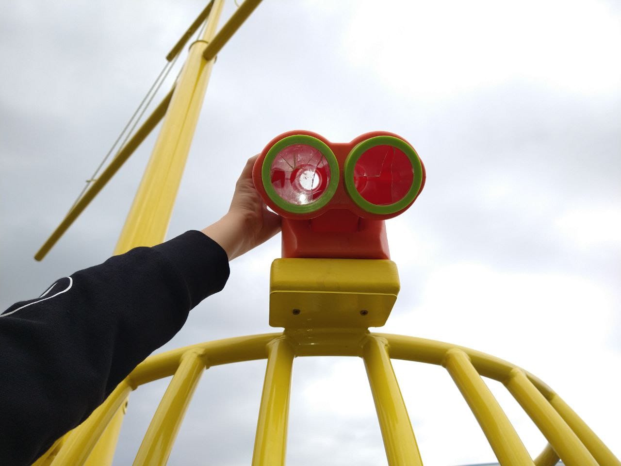 Разбитый бинокль корабля/ фото: fb Райончик