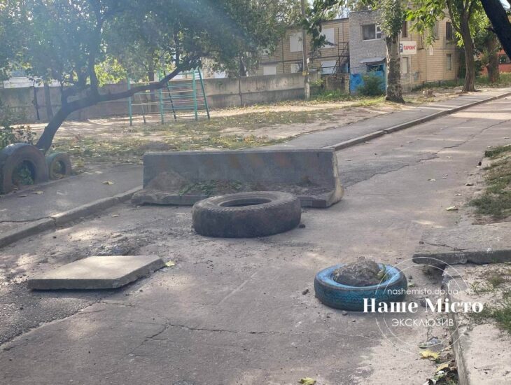 В Днепре люди поставили во дворе дома опасный бетонный блок/ фото: НМ