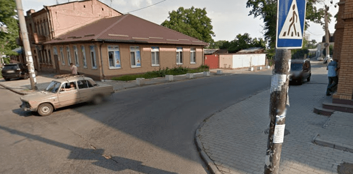 Место происшествия и ВАЗ, водитель которого ударил пешехода топором/ фото: Днепр Оперативный