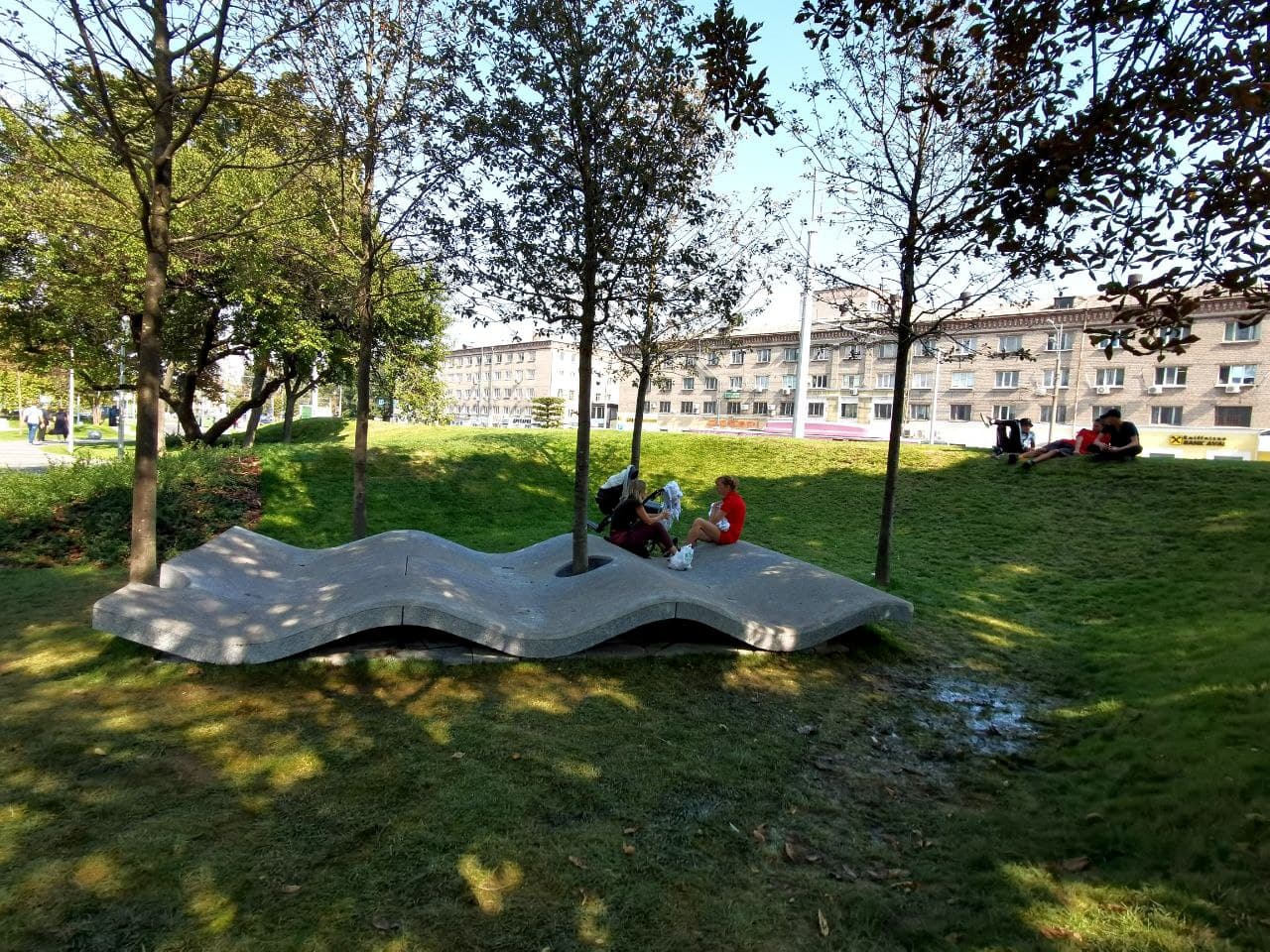 Лавочка-волна в сквере на Слобожанском проспекте/ фото: Светлана Юрченко