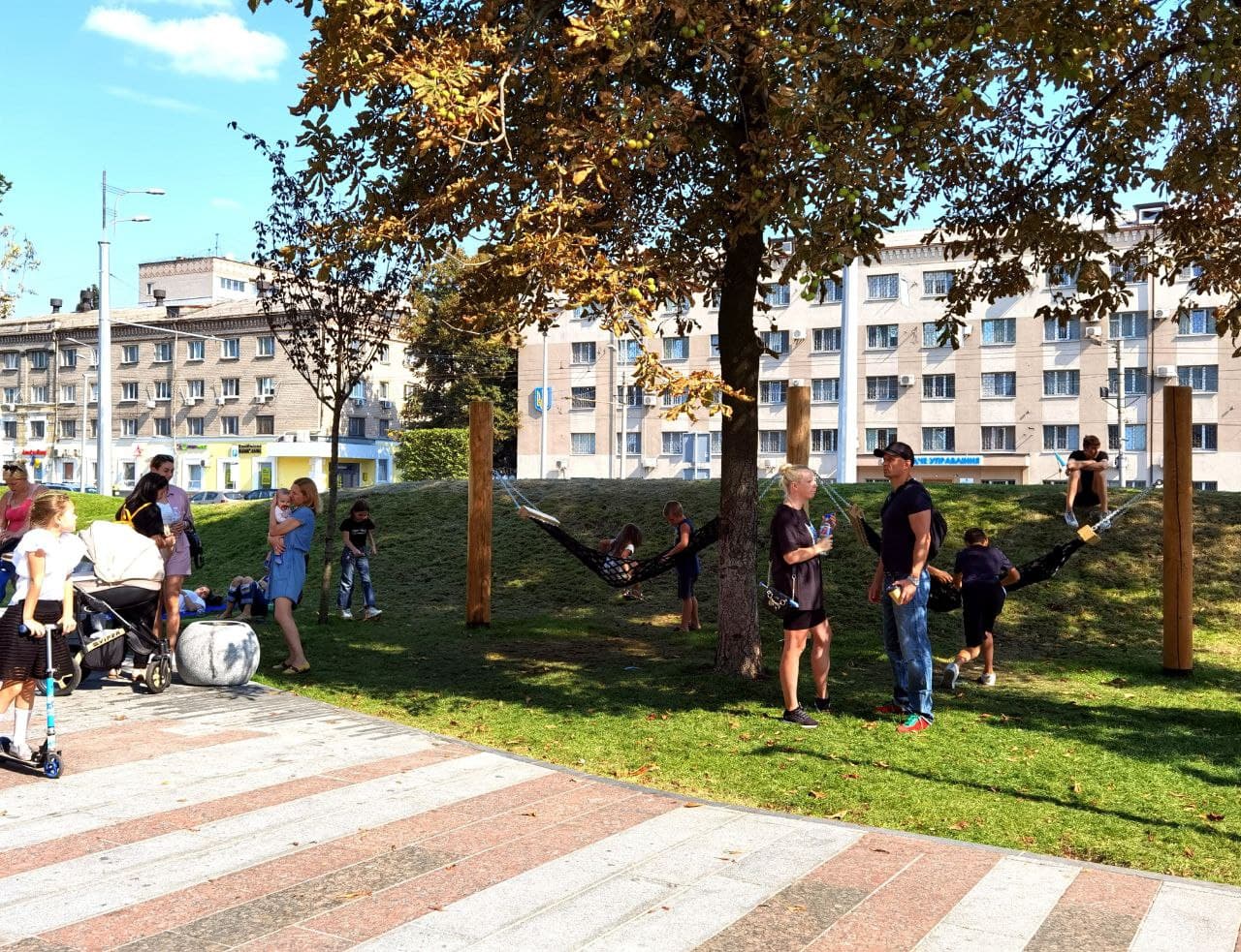 Гамаки в сквере на Слобожанском проспекте/ фото: Светлана Юрченко