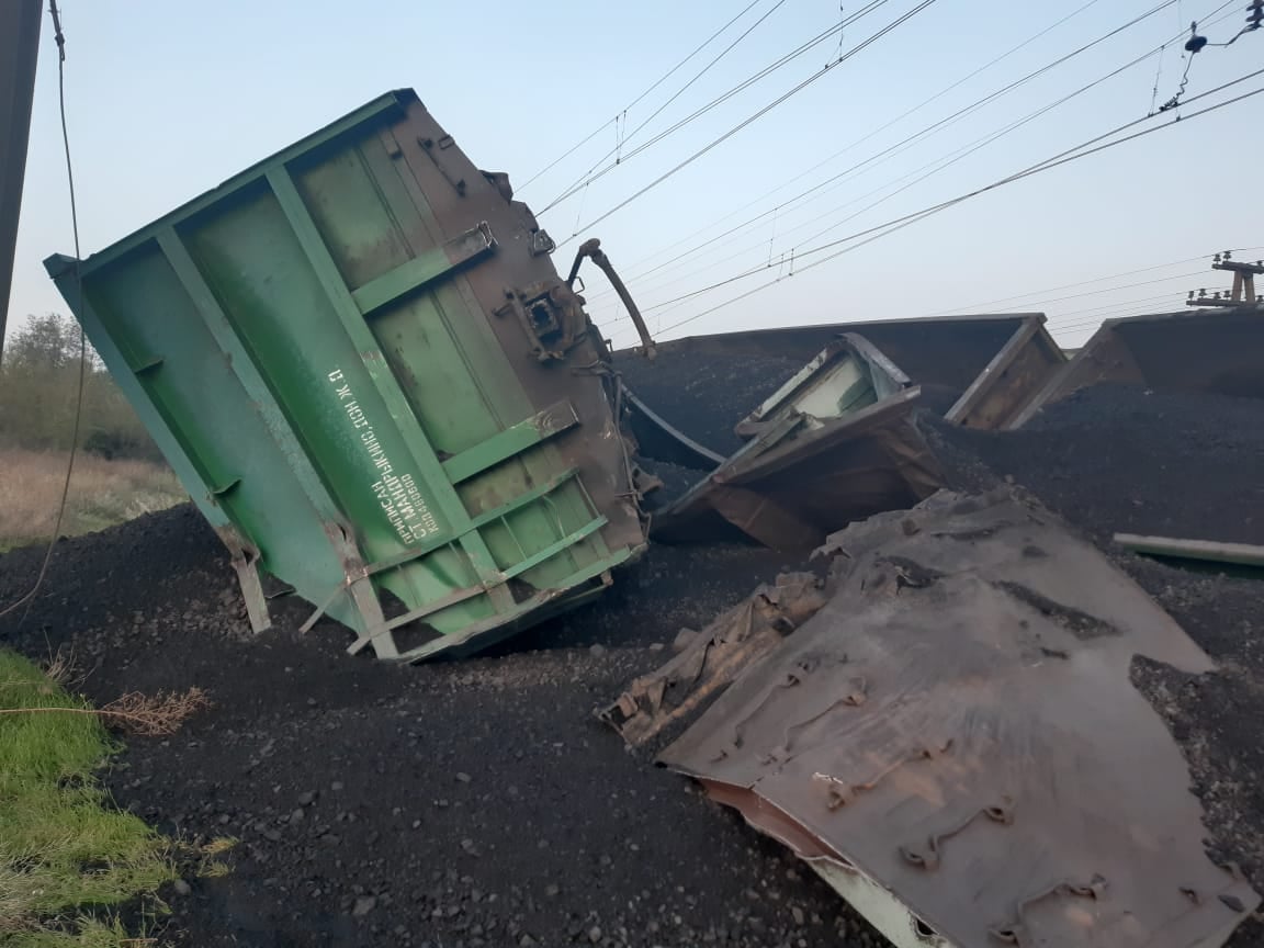 Вагоны, которые перевернулись/ фото: fb Полиция Днепропетровской области