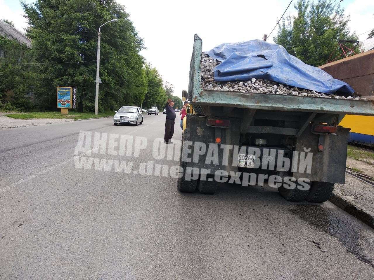 Правоохранители выясняют причину, по которой из кузова выпали камни/ фото: Днепр Оперативный