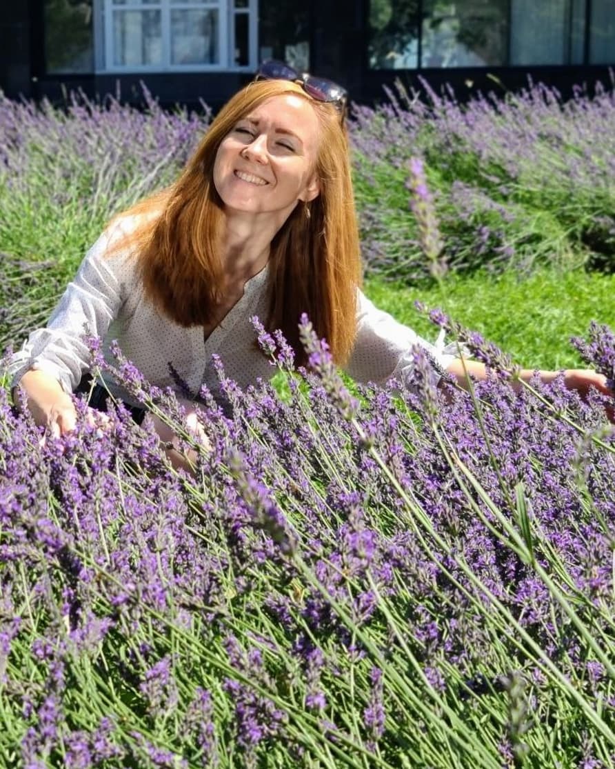 Лаванда возле оперного театра/ фото: fb Юлии Мамотенко