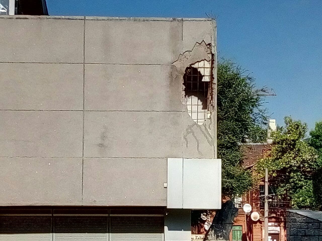 Дыра на фасаде бывшего музея Матросова в Днепре/ фото: Игорь Гончаренко