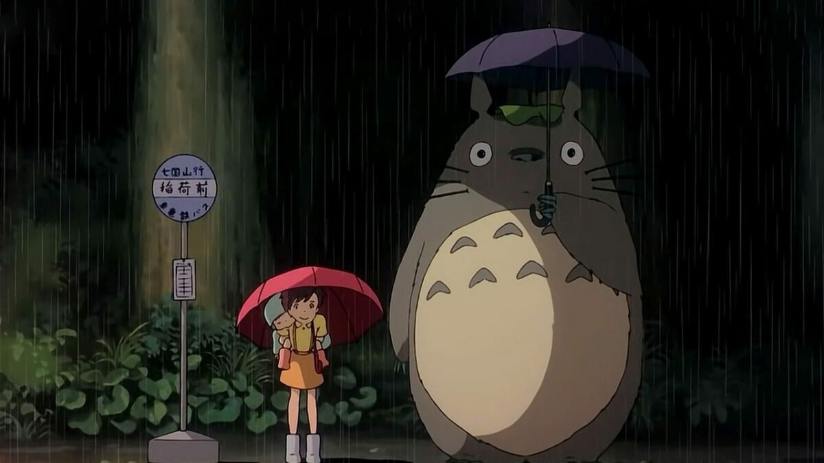 Сцена, де Тоторо (охоронець лісу, велика волохата істота сірого кольору) чекає на автобус на зупинці.