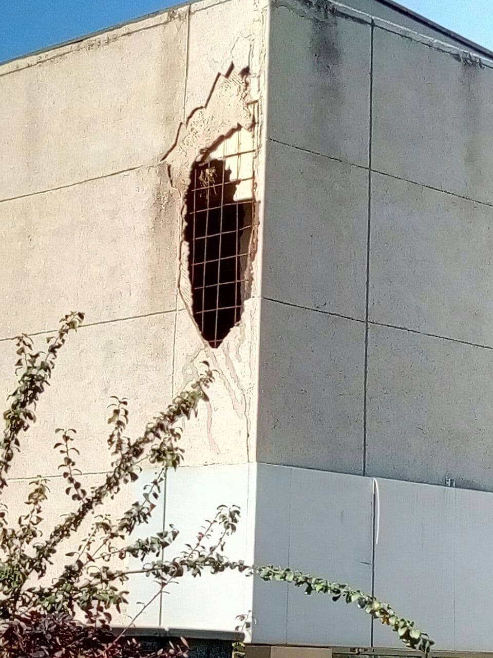 Дыра на фасаде бывшего музея Матросова в Днепре/ фото: Игорь Гончаренко