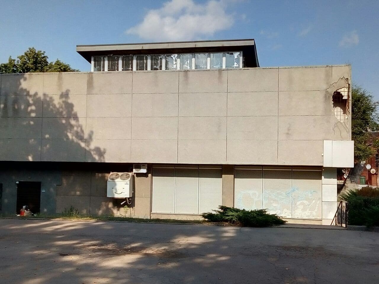 Дыра на фасаде бывшего музея Матросова в Днепре/ фото: Игорь Гончаренко