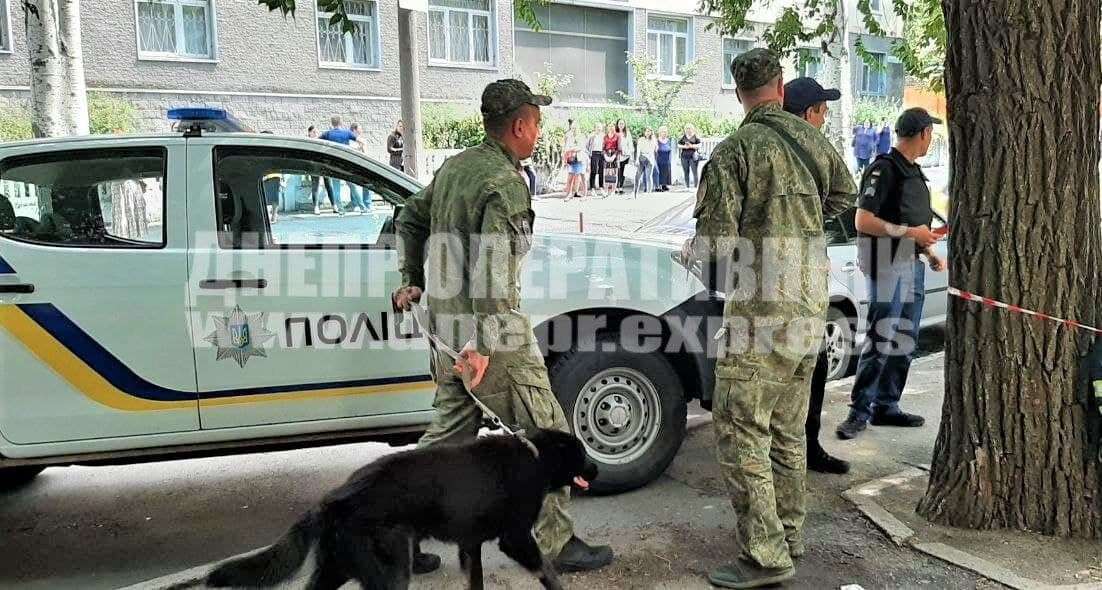 Кинологи на месте происшествия/ фото: Днепр Оперативный