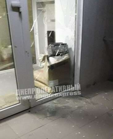 Дверь разбитая/ фото: Днепр Оперативный