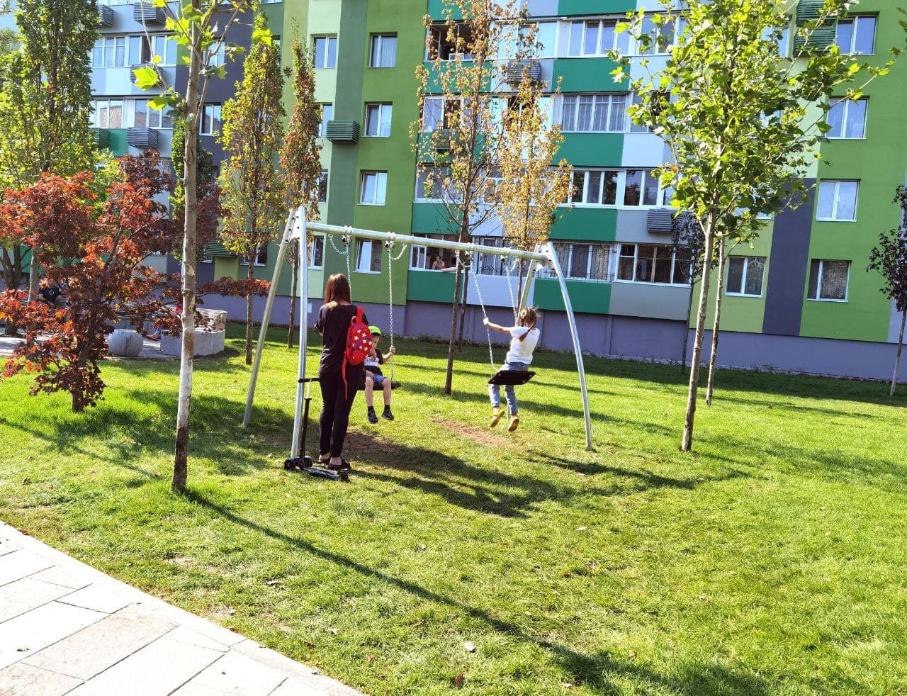 Духместные металлические качели в сквере на Слобожанском проспекте/ фото: Светлана Юрченко