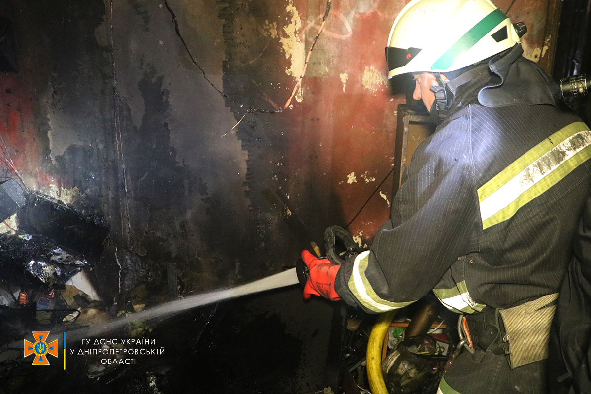 Пожарные тушили огонь в квартире на Телевизионной.