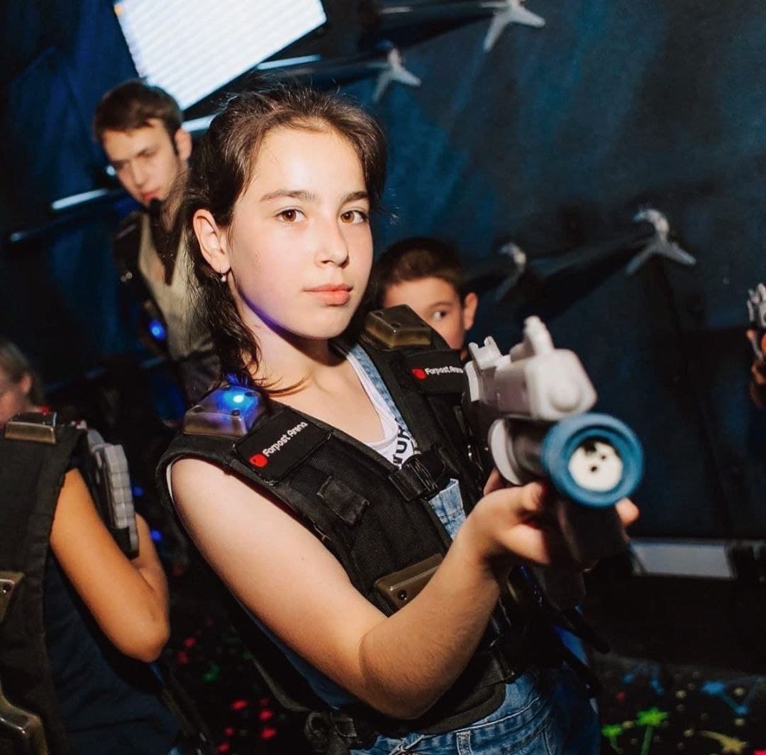 Девочка играет в лазерные бои/ фото: inst лазерные бои
