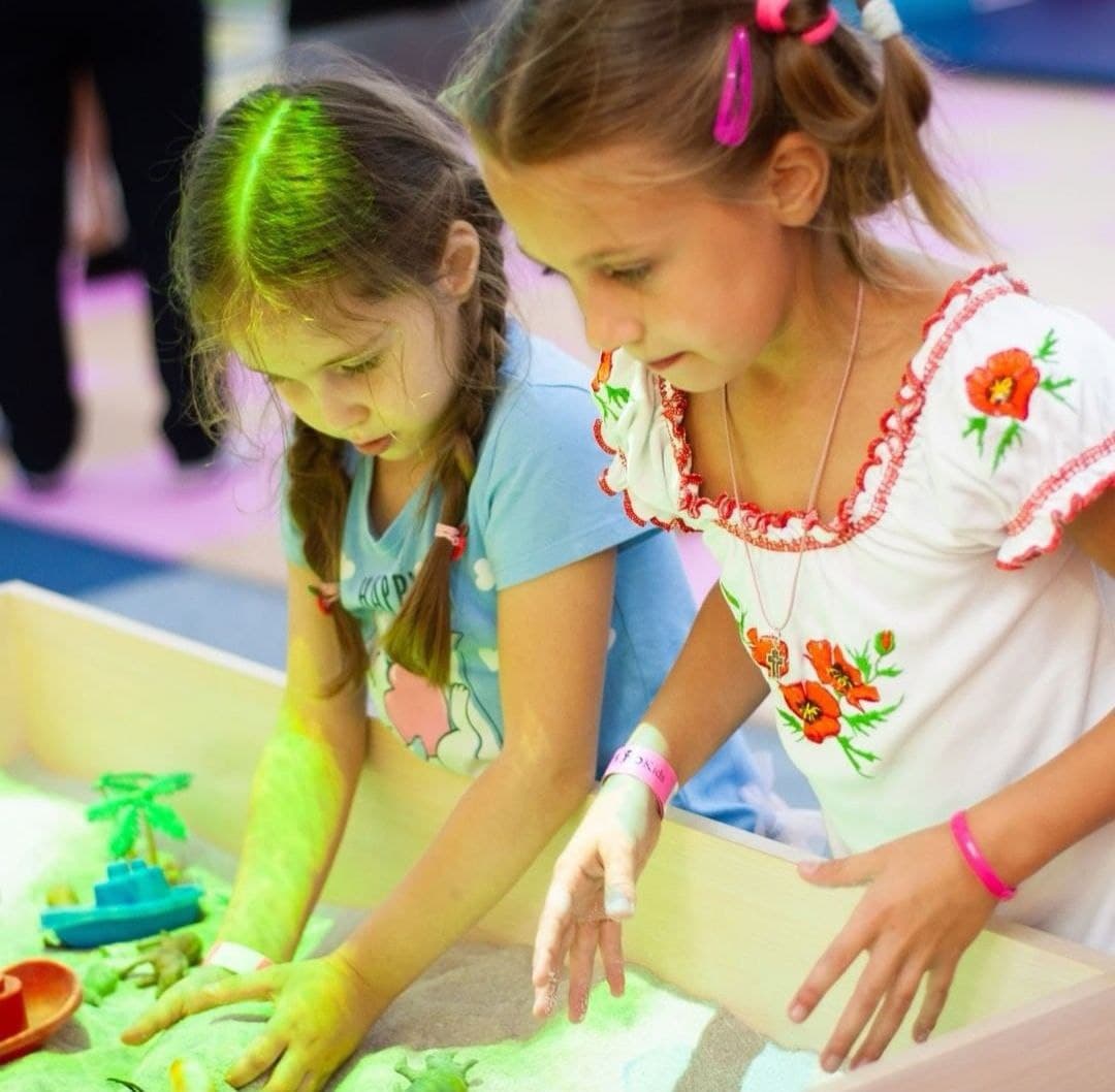 Девочки в "сенсорной комнате"/ фото: inst dkids.ua