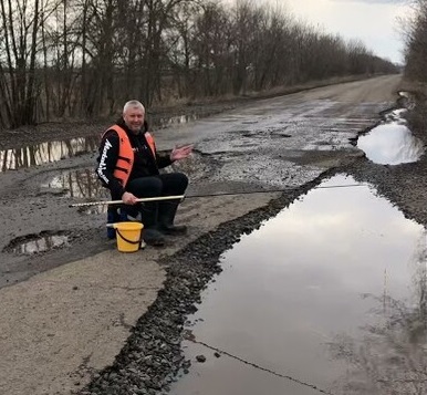 На дороге в Днепропетровской области устроили "рыбалку"/ фото: MOTO LIFE