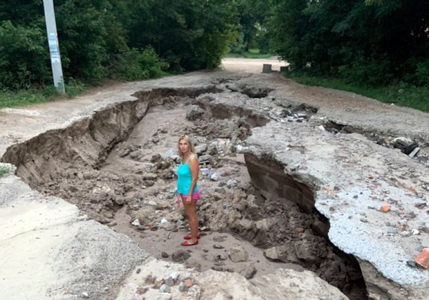 Яма глубиной с человека: возле Чаплинского кладбища размыло дорогу/ фото: ХД