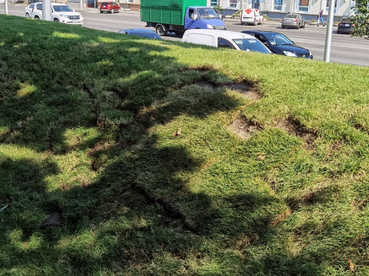 Изуродованный газон в Слобожанском сквере в Днепре/ фото: Светлана Юрченко