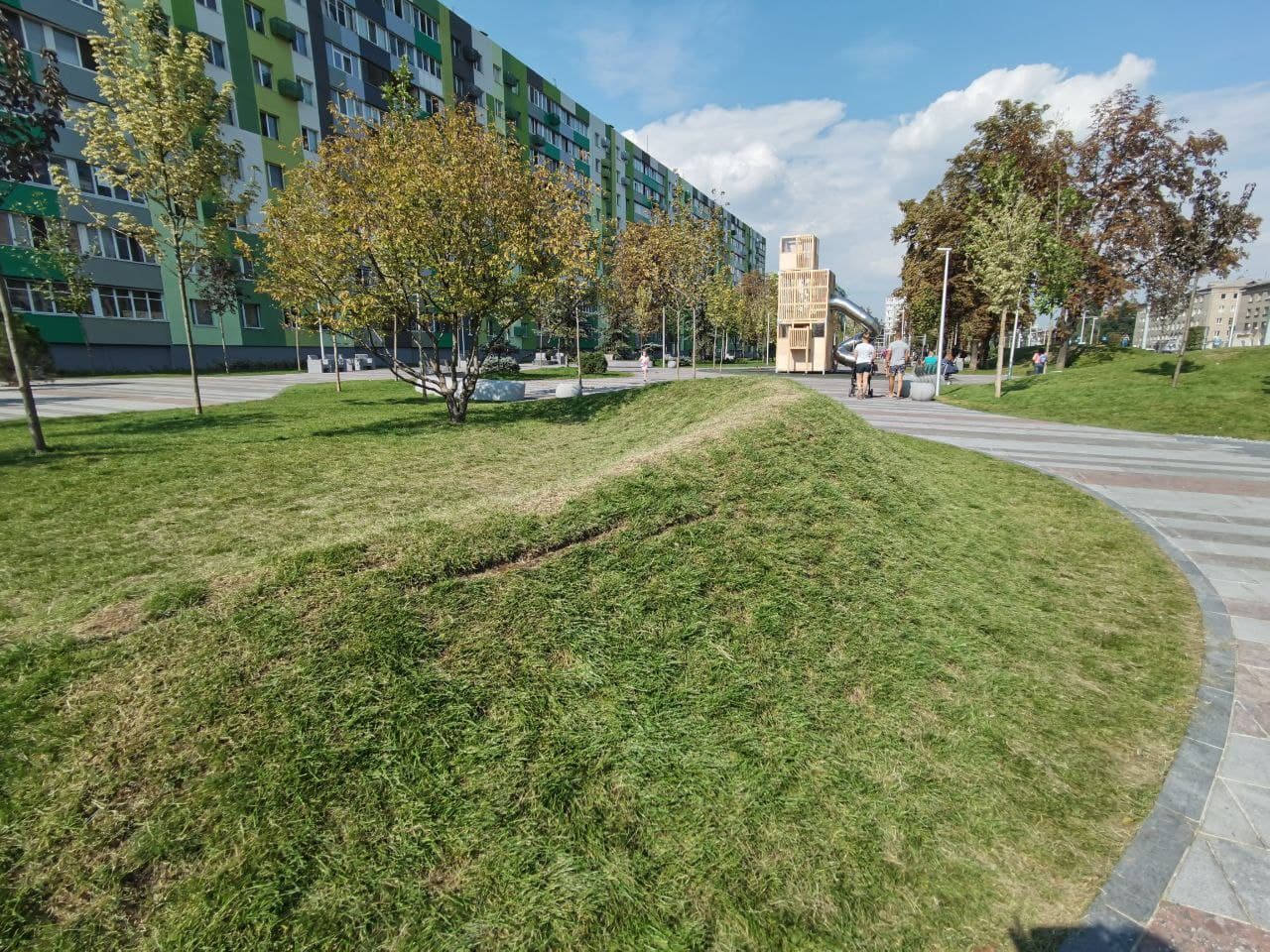 Изуродованный газон в Слобожанском сквере в Днепре/ фото: Светлана Юрченко