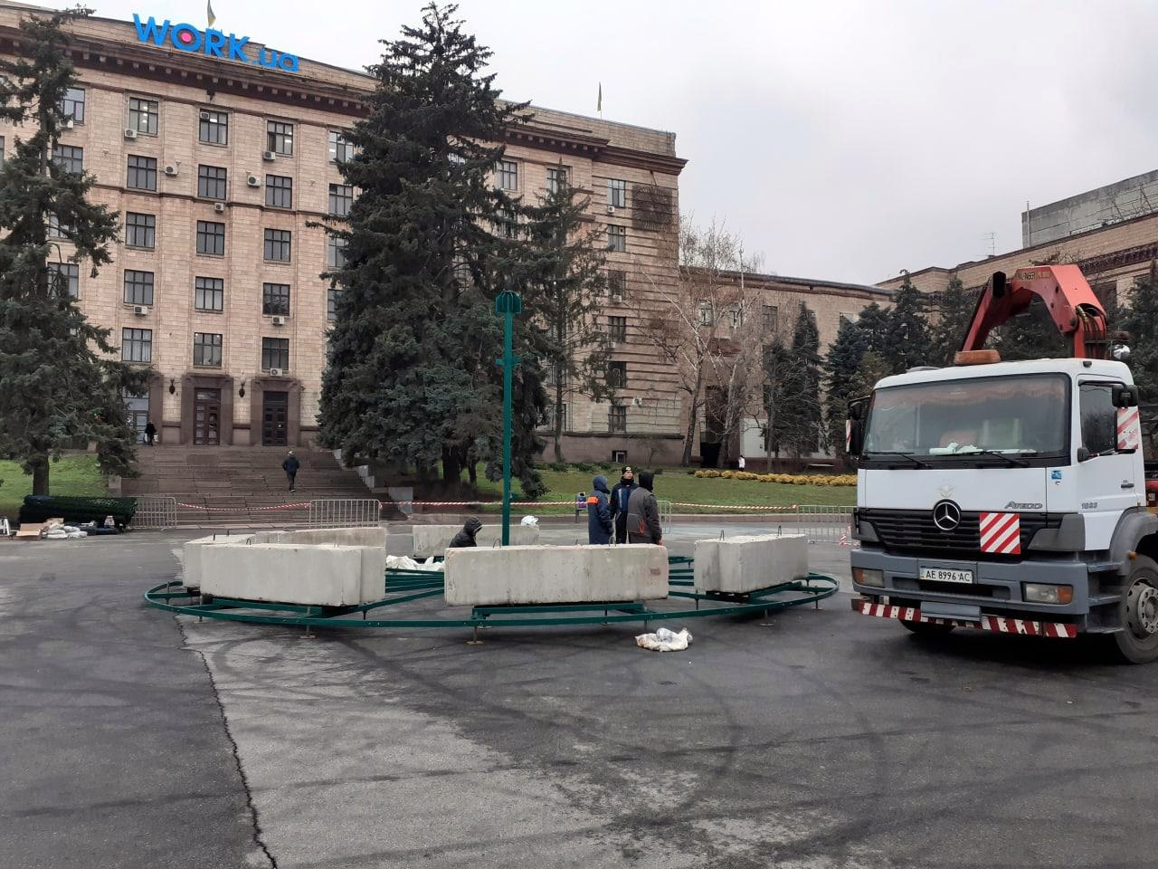 Основа 26-метровой елки/ фото: Днепр Сейчас