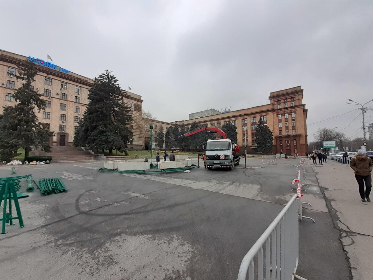 Площадь оградили/ фото: Днепр Сейчас