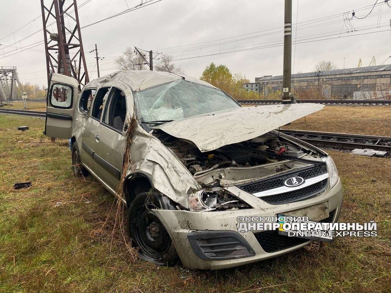 В Днепре на Амурском мосту Lada снесла ограждение и вылетела в кювет/ фото: Днепр Оперативный