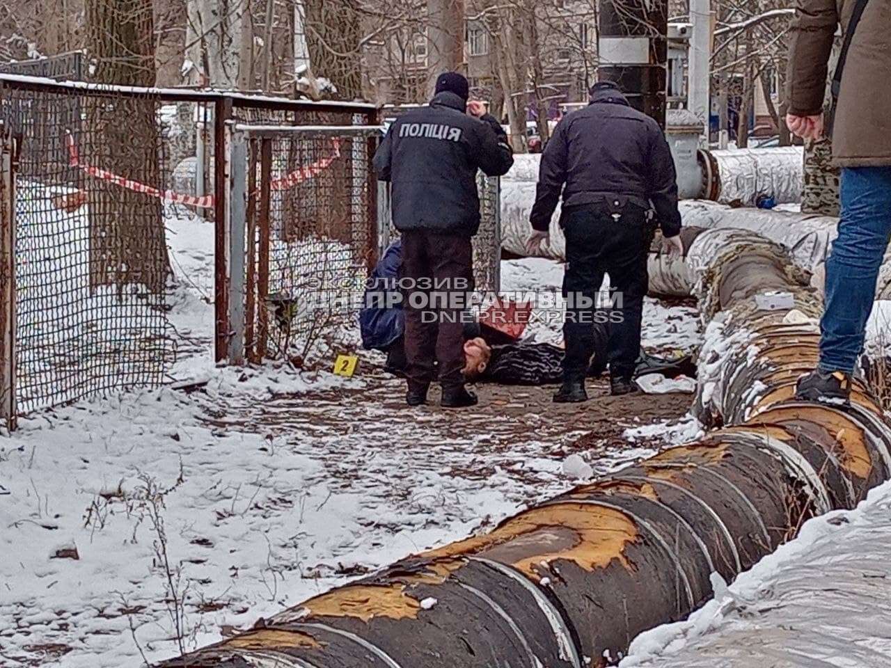 В Днепре возле школы нашли изуродованные тела двух мужчин.