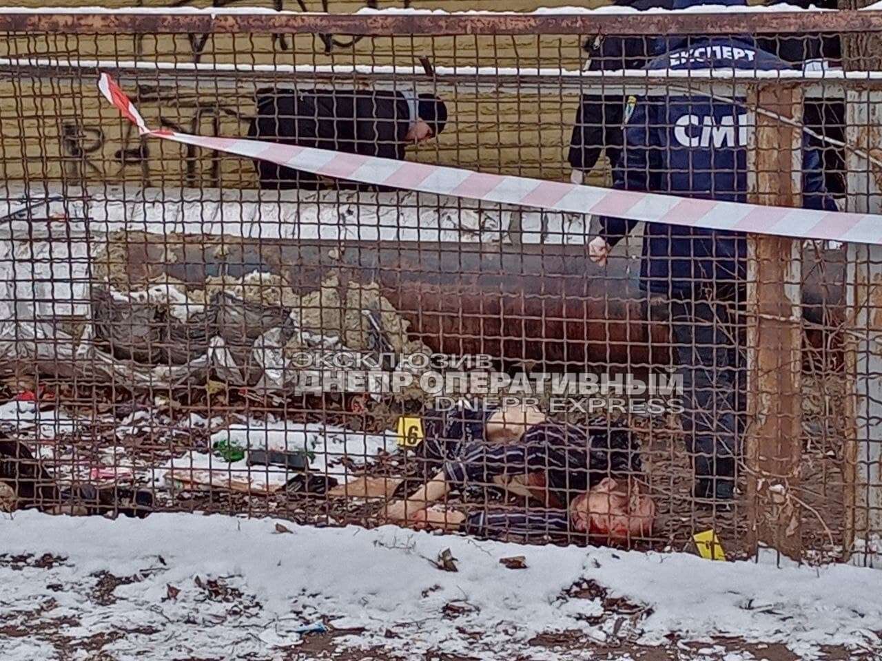 В Днепре возле школы нашли изуродованные тела двух мужчин.