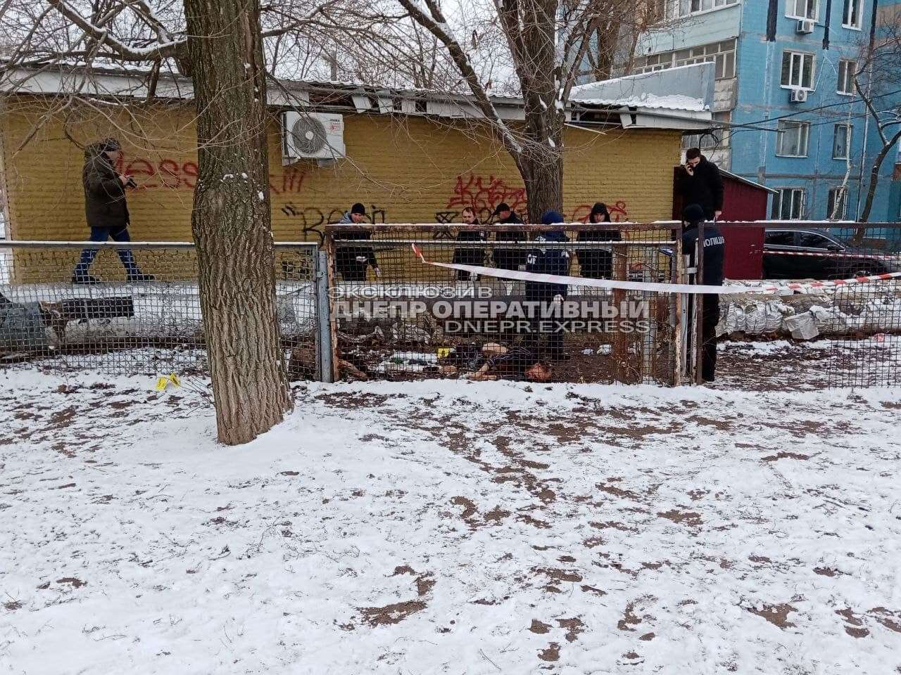 В Днепре возле школы нашли изуродованные тела двух мужчин.