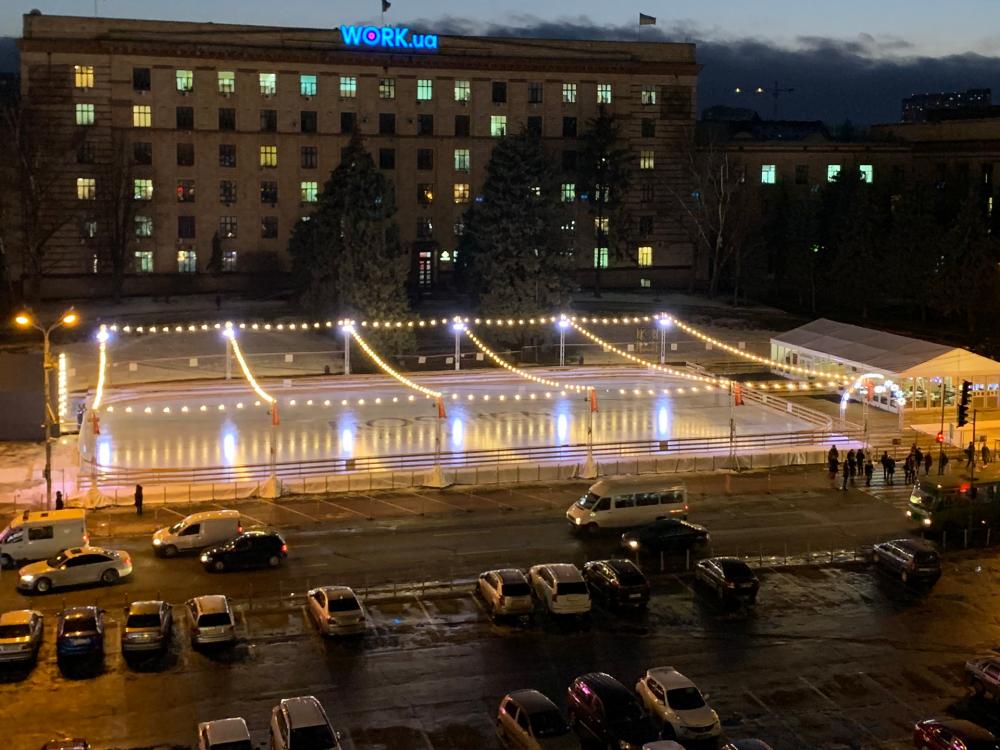 Каток "Рошен" в Днепре на площади Героев Майдана.