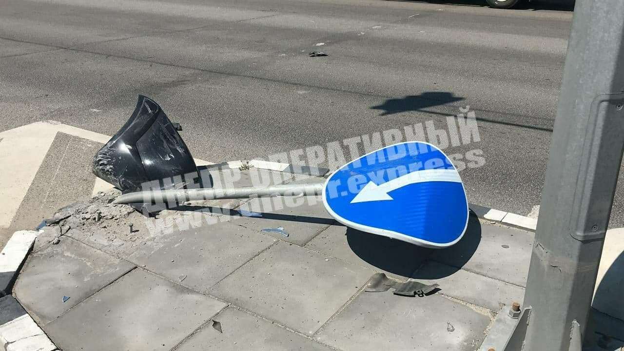 Сбитый дорожный знак/ фото: Днепр Оперативный