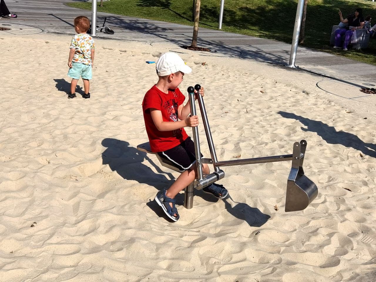 Поломанная качель-тренажер в сквере на Слобожанском проспекте/ фото: Светлана Юрченко