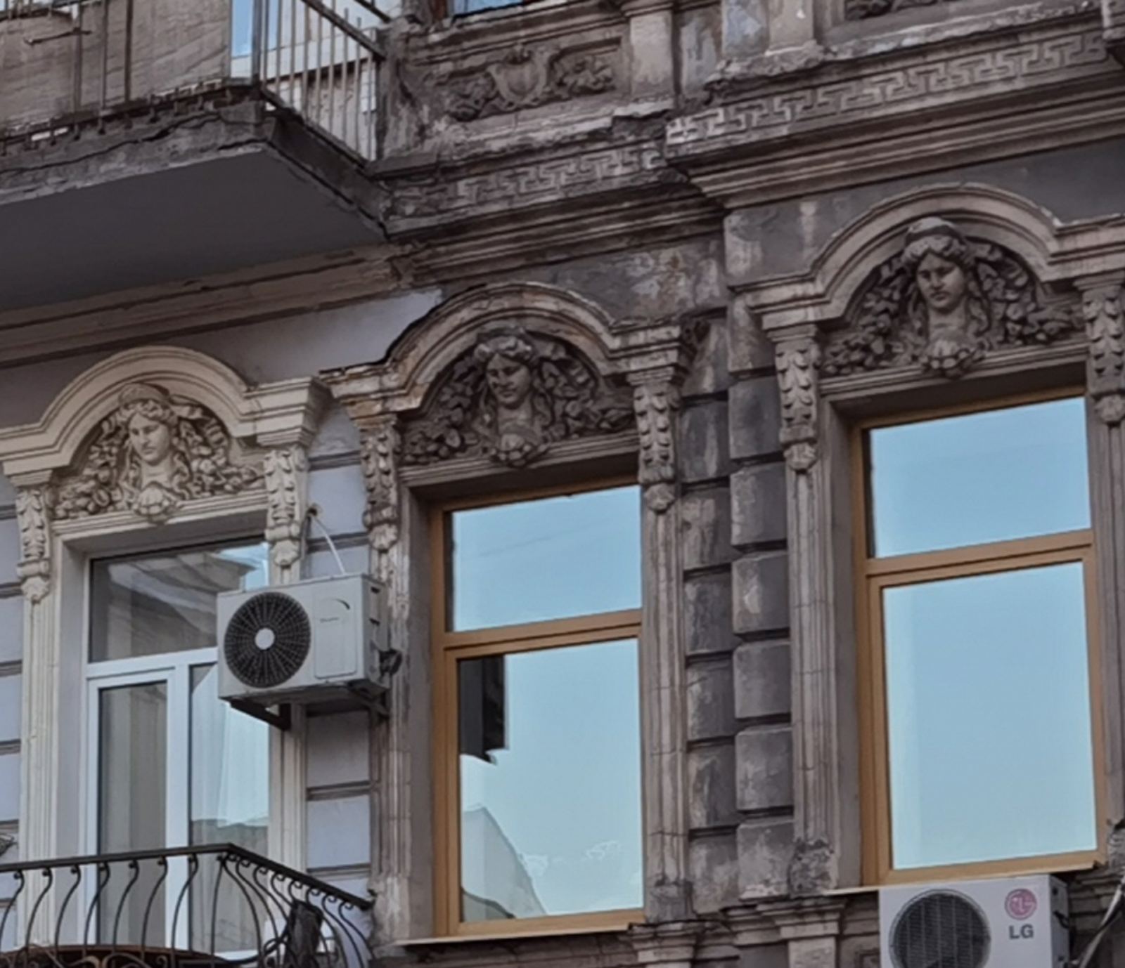 Головы женщин на фасаде/ фото: Светлана Юрченко