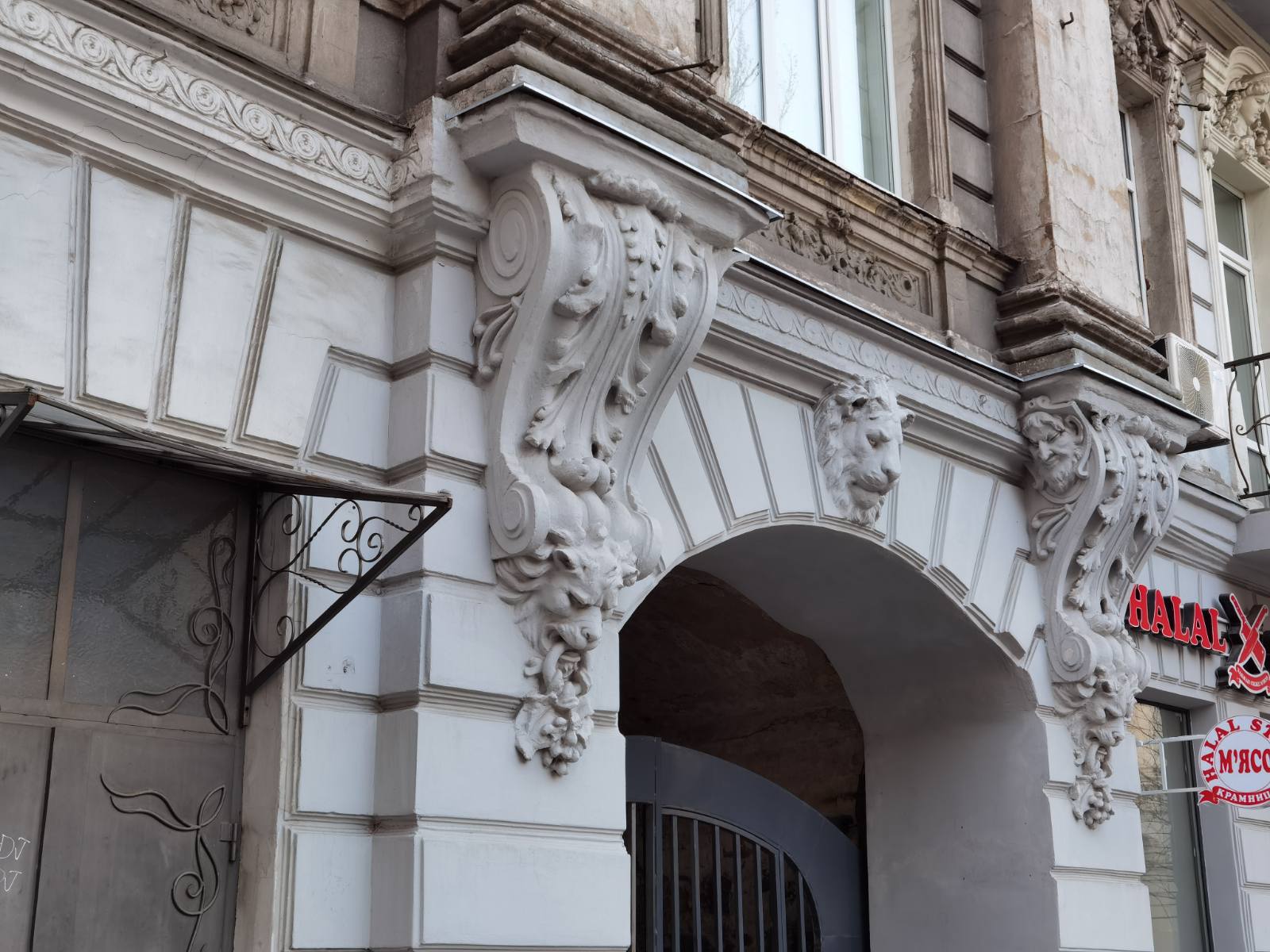 Головы львов на фасаде/ фото: Светлана Юрченко